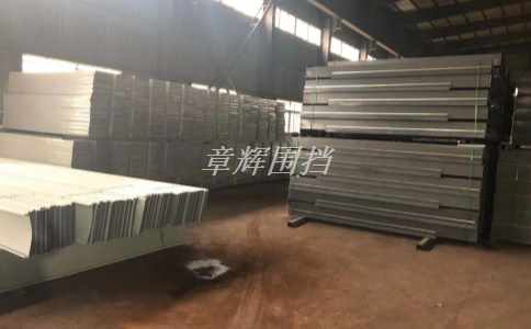 簡易圍擋在高溫和強光環(huán)境下是否容易老化和褪色？（簡易圍擋的耐久性與維護保養(yǎng)建議）