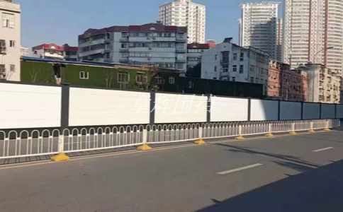 簡(jiǎn)易圍擋的顏色和樣式有哪些可以選擇？（簡(jiǎn)易圍擋的外觀設(shè)計(jì)與裝飾風(fēng)格）