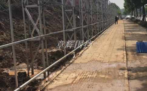 簡(jiǎn)易圍擋在公共場(chǎng)所中的使用是否需要遵守特定規(guī)定？（公共場(chǎng)所中簡(jiǎn)易圍擋的應(yīng)用標(biāo)準(zhǔn)）