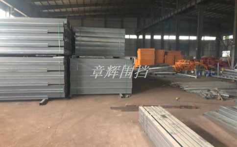 簡(jiǎn)易圍擋在城市軌道交通系統(tǒng)建設(shè)中的應(yīng)用效果如何？（城市軌道交通系統(tǒng)中簡(jiǎn)易圍擋的隔離和安全保護(hù)作用）