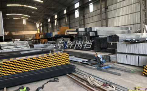 簡易圍擋在大型露天演出中的使用如何保證觀眾的安全？（大型演出中簡易圍擋的防護要求）